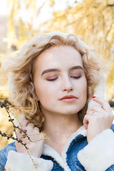 Genç Sarışın Sonbahar Park