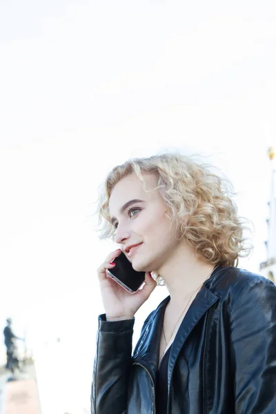 Girl Communicates Mobile Phone — Stock Photo, Image