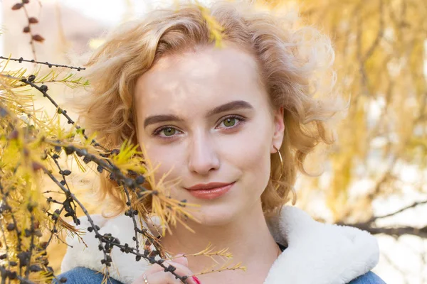 Blonde Staande Gele Lariks Herfst Portret — Stockfoto