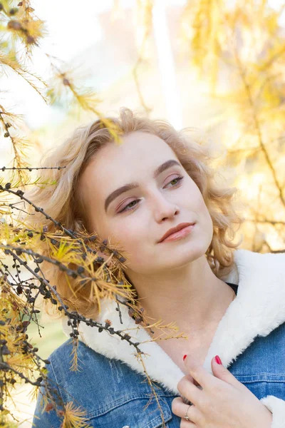 Blonde Standing Yellow Larch Autumn Portrait — Stock Photo, Image