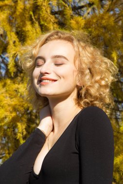 Sarı larch sarışın ayakta. Sonbahar portre