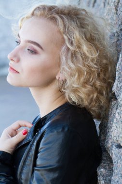 Sarışın içinde modern bir şehir bir deri ceket