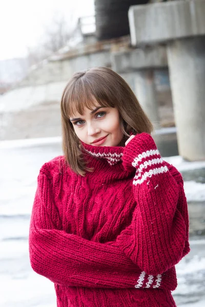 Mädchen Warmen Herren Pullover — Stockfoto