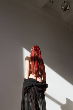 Uzun bir sabahlığı Kızıl saçlı kız