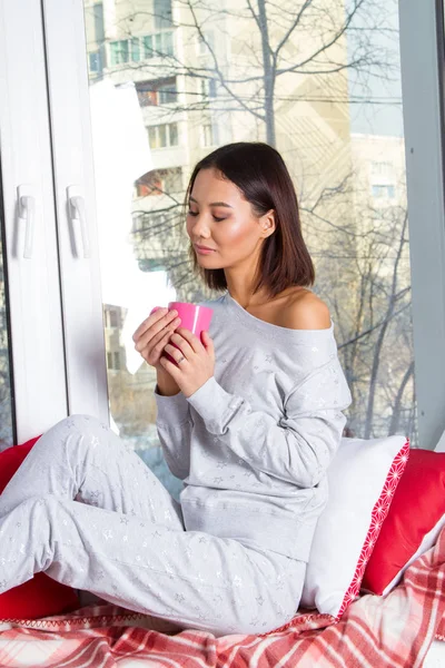 Chica Pijama Sentada Alféizar Ventana Con Una Taza Las Manos — Foto de Stock