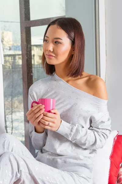 Chica Pijama Sentada Alféizar Ventana Con Una Taza Las Manos — Foto de Stock