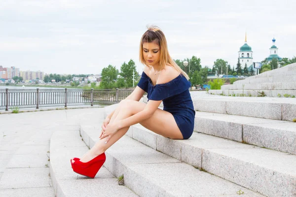 Young Girl Sits Steps Concrete Stairs Modern City — Stock Photo, Image