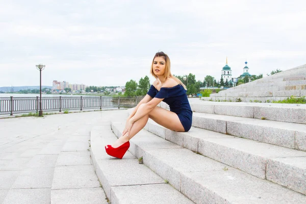 Jong Meisje Zit Trappen Van Betonnen Trap Moderne Stad — Stockfoto