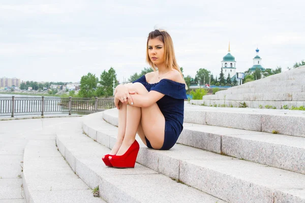 Junges Mädchen Sitzt Auf Den Stufen Der Betontreppe Der Modernen — Stockfoto