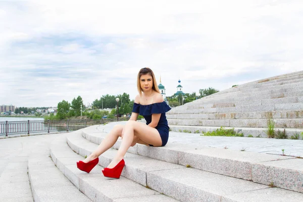 Young Girl Sits Steps Concrete Stairs Modern City — Stock Photo, Image