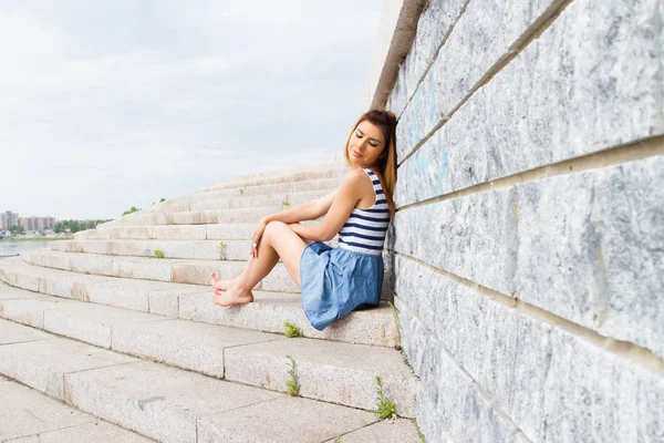 Jeune Fille Assise Sur Les Marches Escalier Béton Appuyé Contre — Photo