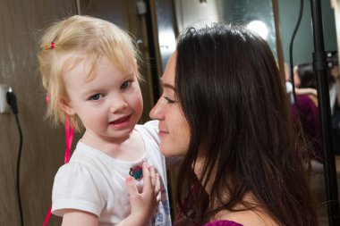Küçük kızı ile anne