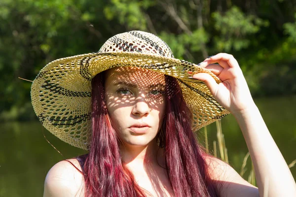 Chica Sombrero Paja Bajo Sol Brillante Verano — Foto de Stock