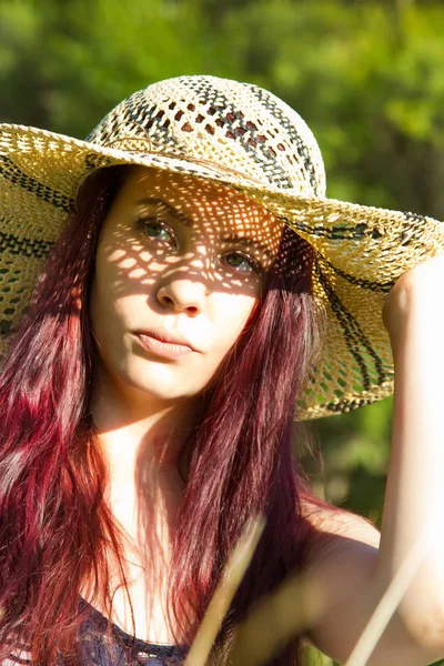 Chica Sombrero Paja Bajo Sol Brillante Verano — Foto de Stock