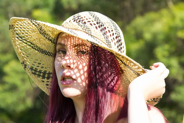Chica Sombrero Paja Bajo Sol Brillante Verano — Foto de Stock