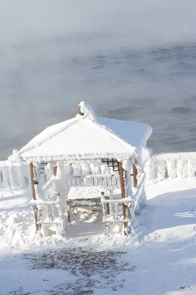 Schneebedeckter Baikaldamm — Stockfoto