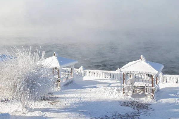Schneebedeckter Baikaldamm — Stockfoto