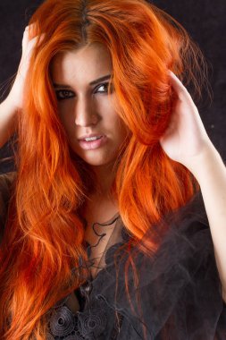 Parlak makyaj ile Kızıl saçlı bir kız portresi stüdyo