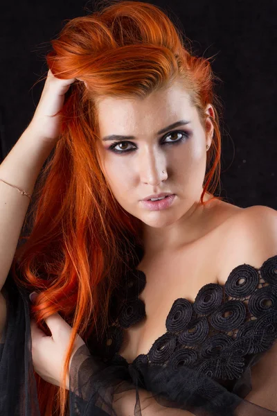 一个红头发的女孩与明亮的化妆工作室的画像 — 图库照片