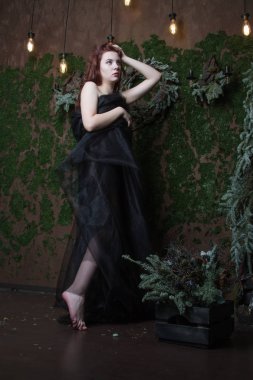 Çıplak genç kız yas pelerin altında gizleme