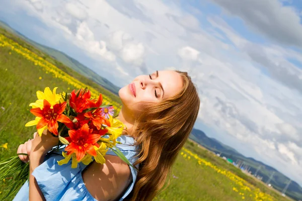 Happy Girls Bouquet Wildflowers — Stock Photo, Image