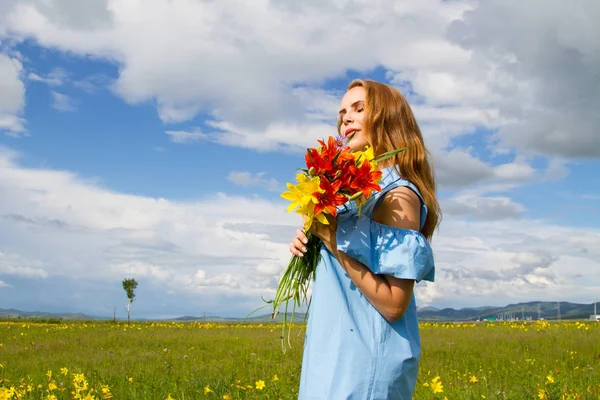 Glückliche Mädchen Mit Einem Strauß Wildblumen — Stockfoto