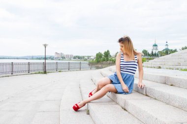 bir büyük granit merdiven adımlar üzerinde genç kız