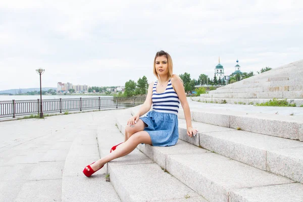 Junges Mädchen Auf Den Stufen Einer Riesigen Granittreppe — Stockfoto