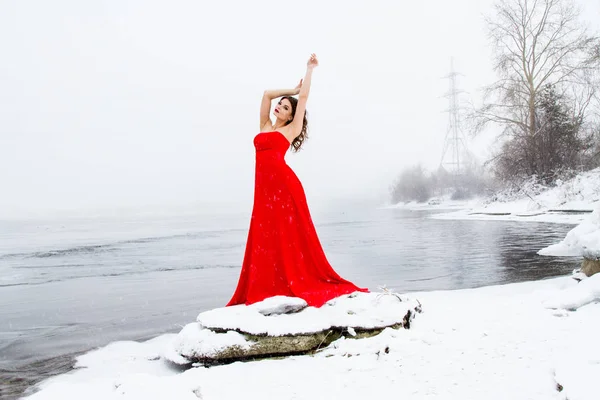 Ung Flicka Röd Frack Stranden Floden Snöfallet — Stockfoto