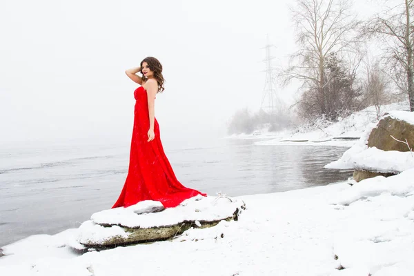 Junges Mädchen Roten Abendkleid Ufer Des Flusses Schneefall — Stockfoto