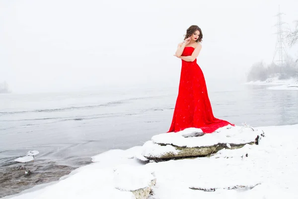 Chica Joven Vestido Noche Rojo Las Orillas Del Río Nevada —  Fotos de Stock