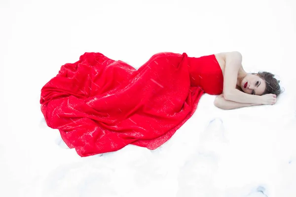 Junges Mädchen Roten Abendkleid Schnee Fällt Auf Den Schnee — Stockfoto