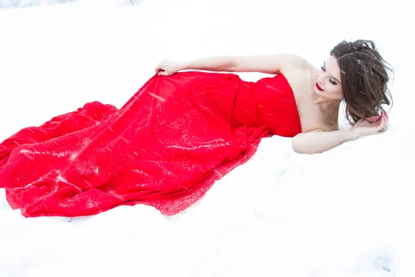 Młoda Dziewczyna Czerwonej Sukience Wieczorem Śnieg Pada Śniegu — Zdjęcie stockowe