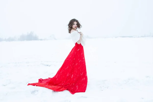 Lány Egy Piros Estélyi Ruhában Hóval Borított Mező Közepén Állva — Stock Fotó