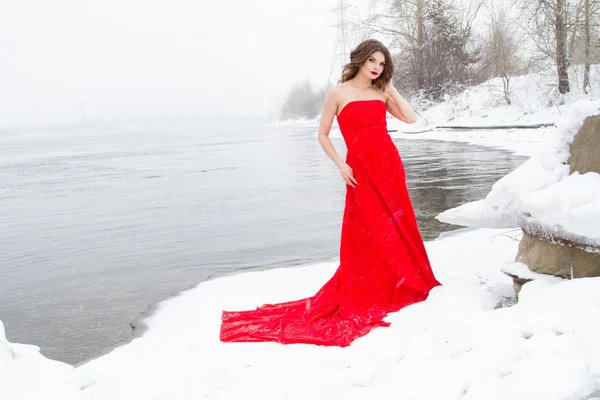 Junges Mädchen Roten Kleid Steht Ufer Eines Schneebedeckten Flusses — Stockfoto