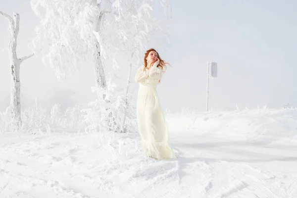 Rothaarige Junge Mädchen Auf Dem Hintergrund Schneebedeckter Bäume Winterporträt — Stockfoto