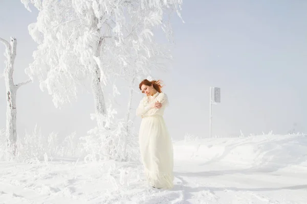 Niña Pelirroja Fondo Árboles Cubiertos Nieve Retrato Invierno — Foto de Stock