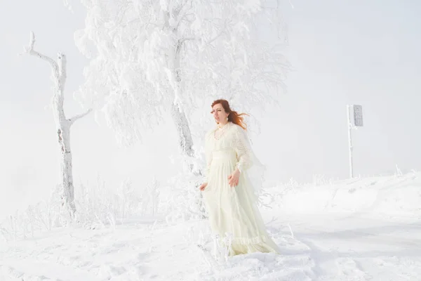 Rothaarige Junge Mädchen Auf Dem Hintergrund Schneebedeckter Bäume Winterporträt — Stockfoto