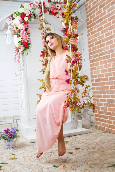 Çiçekler Arasında Uzun Pembe Elbiseli Genç Kız — Stok fotoğraf