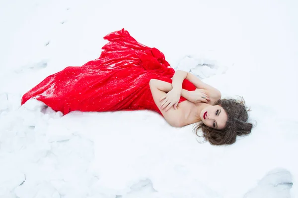 Mädchen Roten Kleid Liegt Schnee — Stockfoto