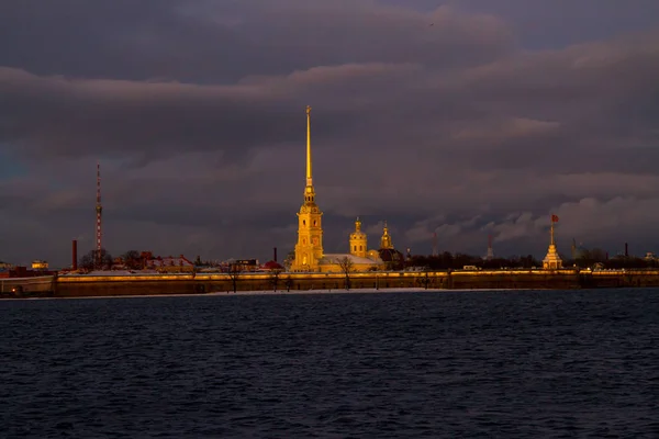 夜のサンクトペテルブルク ネヴァ川堤防 — ストック写真