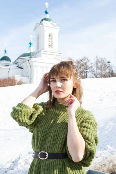 Fiatal Lány Háttérben Ortodox Egyház — Stock Fotó