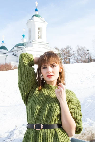 Jong Meisje Achtergrond Van Orthodoxe Kerk — Stockfoto