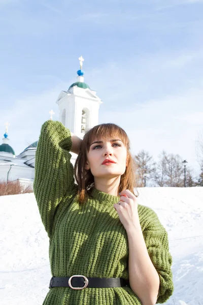 Ung Flicka Bakgrunden Den Ortodoxa Kyrkan — Stockfoto