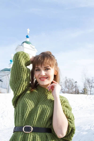 Junges Mädchen Auf Dem Hintergrund Der Orthodoxen Kirche — Stockfoto