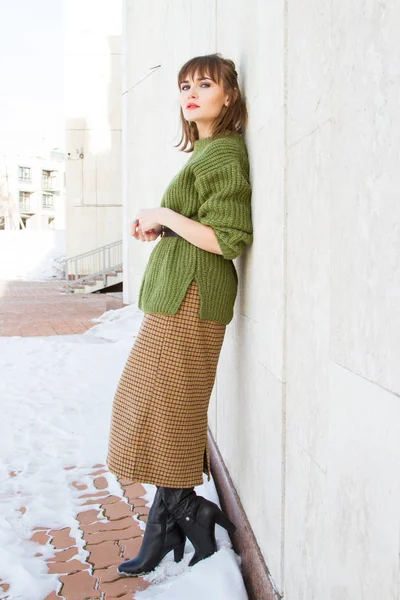 Young Girl Stands Street Leaning Wall — Stock Photo, Image