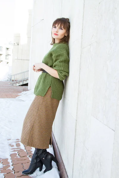 Young Girl Stands Street Leaning Wall — Stock Photo, Image