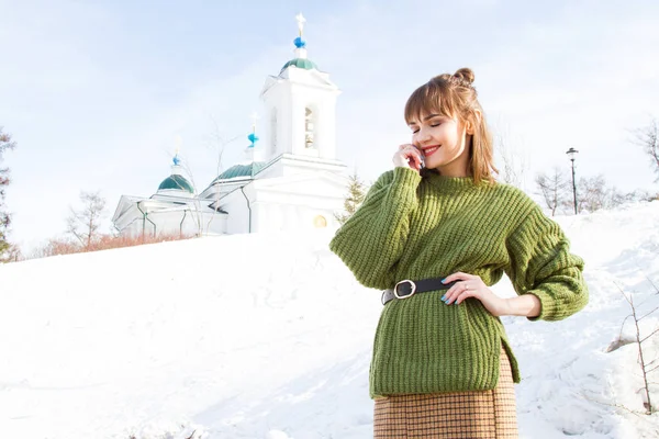 Junges Mädchen Auf Dem Hintergrund Einer Orthodoxen Kirche — Stockfoto