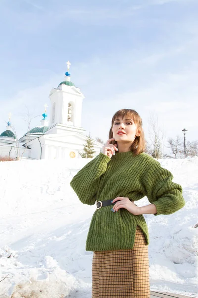 Junges Mädchen Auf Dem Hintergrund Einer Orthodoxen Kirche — Stockfoto