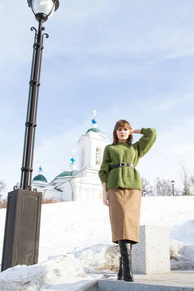 Giovane Ragazza Sullo Sfondo Una Chiesa Ortodossa — Foto Stock